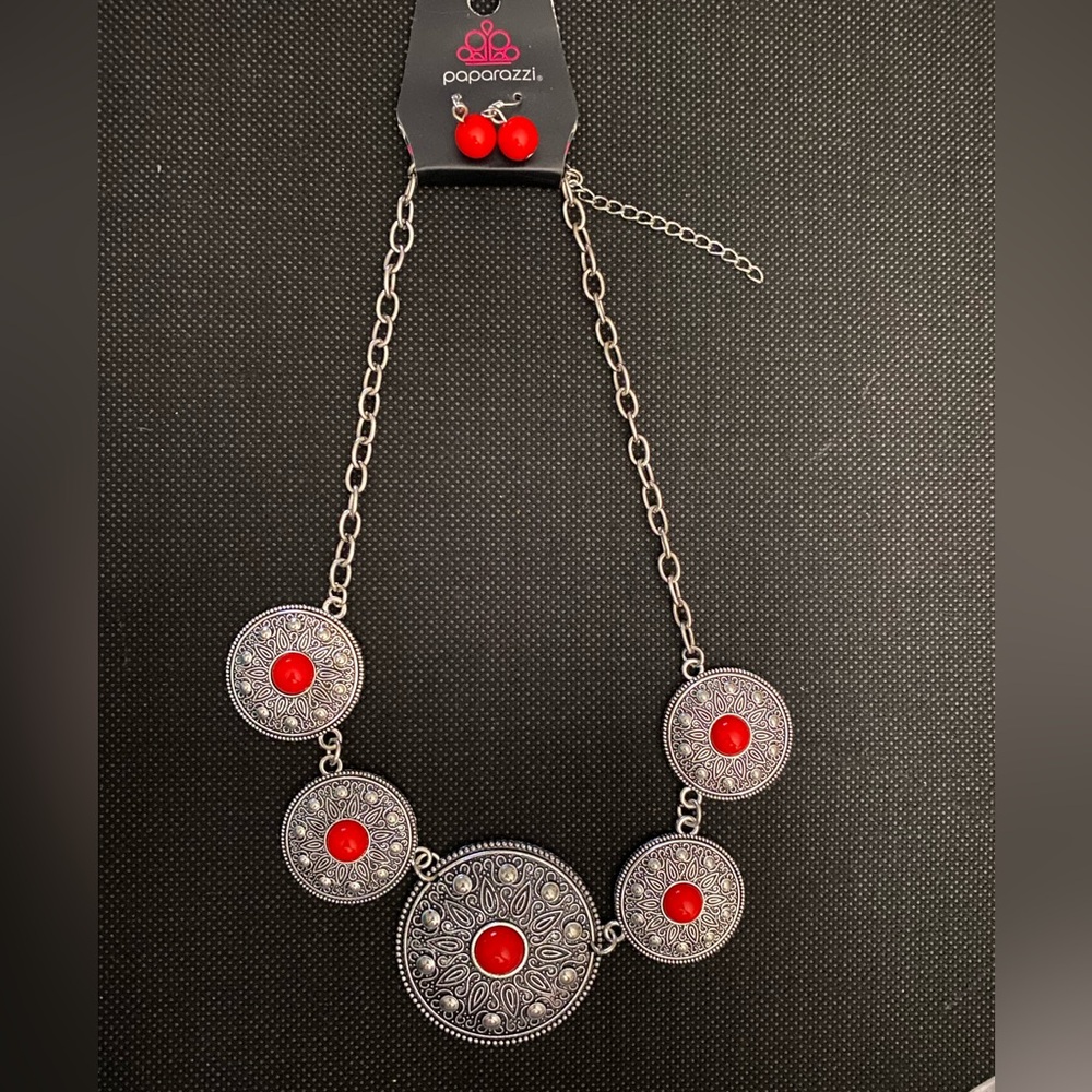 *Short silver and red crackle stone necklace.